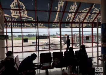Personas en el aeropuerto José Marti, en una imagen de archivo. Foto: Kaloian.