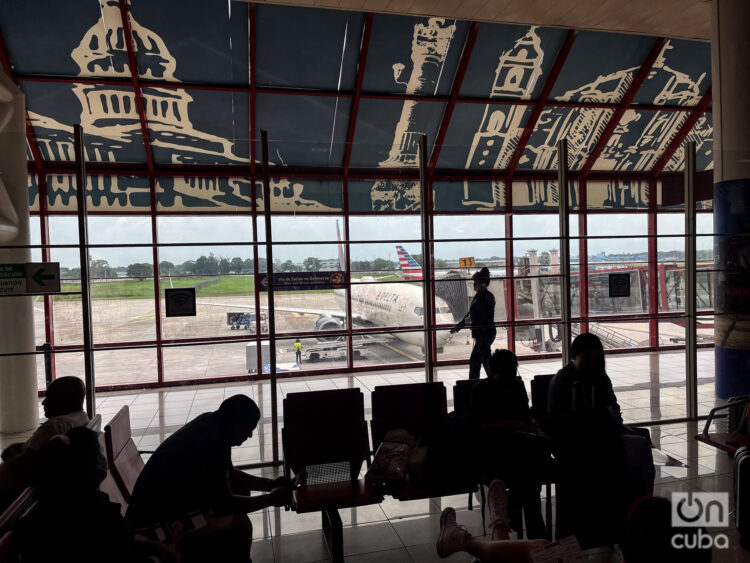 Personas en el aeropuerto José Marti, en una imagen de archivo. Foto: Kaloian.