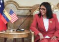 Fotografía de archivo del 4 de marzo de 2026 que muestra a la presidenta encargada de Venezuela, Delcy Rodríguez, durante una reunión con el secretario de Interior de Estados Unidos, Doug Burgum, en Caracas . Foto: EFE/ Miguel Gutiérrez / ARCHIVO