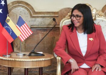 Fotografía de archivo del 4 de marzo de 2026 que muestra a la presidenta encargada de Venezuela, Delcy Rodríguez, durante una reunión con el secretario de Interior de Estados Unidos, Doug Burgum, en Caracas . Foto: EFE/ Miguel Gutiérrez / ARCHIVO