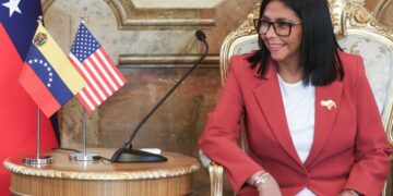 Fotografía de archivo del 4 de marzo de 2026 que muestra a la presidenta encargada de Venezuela, Delcy Rodríguez, durante una reunión con el secretario de Interior de Estados Unidos, Doug Burgum, en Caracas . Foto: EFE/ Miguel Gutiérrez / ARCHIVO