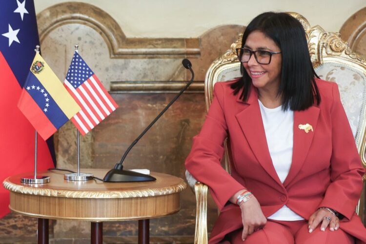 Fotografía de archivo del 4 de marzo de 2026 que muestra a la presidenta encargada de Venezuela, Delcy Rodríguez, durante una reunión con el secretario de Interior de Estados Unidos, Doug Burgum, en Caracas . Foto: EFE/ Miguel Gutiérrez / ARCHIVO
