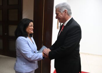 El presidente cubano Miguel Díaz-Canel saluda a la congresista demócrata Pramila Jayapal, al recibirla en La Habana. Foto: @DiazCanelB / X.