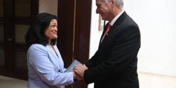 El presidente cubano Miguel Díaz-Canel saluda a la congresista demócrata Pramila Jayapal, al recibirla en La Habana. Foto: @DiazCanelB / X.