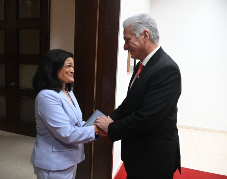 El presidente cubano Miguel Díaz-Canel saluda a la congresista demócrata Pramila Jayapal, al recibirla en La Habana. Foto: @DiazCanelB / X.