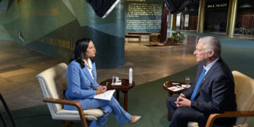 Fotografía cedida por la cadena televisiva NBC del presidente de Cuba, Miguel Díaz-Canel (d), en una entrevista en La Habana. Foto: Kristen Welker/ NBC News / EFE.