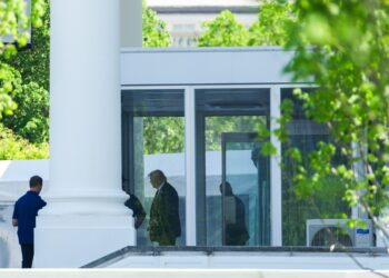 El presidente estadounidense Donald Trump (C) habla con el enviado especial de Estados Unidos para Oriente Medio, Steve Witkoff (parcialmente oculto), y miembros del personal en la Casa Blanca en Washington. Foto: EFE.