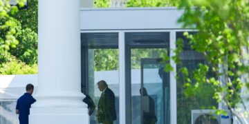 El presidente estadounidense Donald Trump (C) habla con el enviado especial de Estados Unidos para Oriente Medio, Steve Witkoff (parcialmente oculto), y miembros del personal en la Casa Blanca en Washington. Foto: EFE.