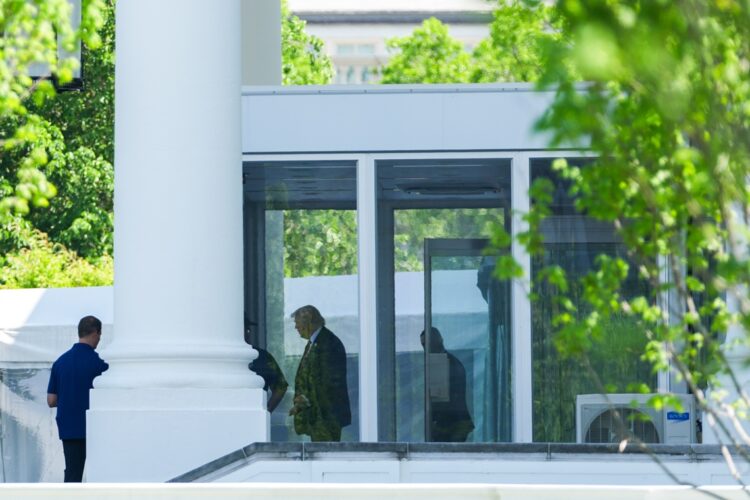 El presidente estadounidense Donald Trump (C) habla con el enviado especial de Estados Unidos para Oriente Medio, Steve Witkoff (parcialmente oculto), y miembros del personal en la Casa Blanca en Washington. Foto: EFE.