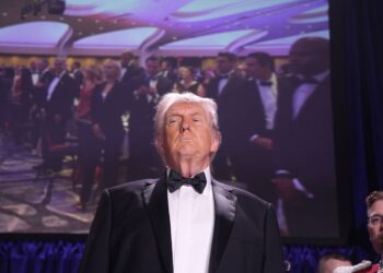 El presidente Donald Trump momentos antes del tiroteo en la cena de la Asociación de Corresponsales de la Casa Blanca en el hotel Washington Hilton.  Foto: EFE/EPA/YURI GRIPAS / POOL.
