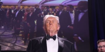 El presidente Donald Trump momentos antes del tiroteo en la cena de la Asociación de Corresponsales de la Casa Blanca en el hotel Washington Hilton.  Foto: EFE/EPA/YURI GRIPAS / POOL.