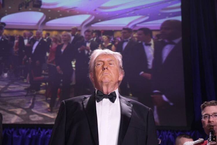 El presidente Donald Trump momentos antes del tiroteo en la cena de la Asociación de Corresponsales de la Casa Blanca en el hotel Washington Hilton.  Foto: EFE/EPA/YURI GRIPAS / POOL.