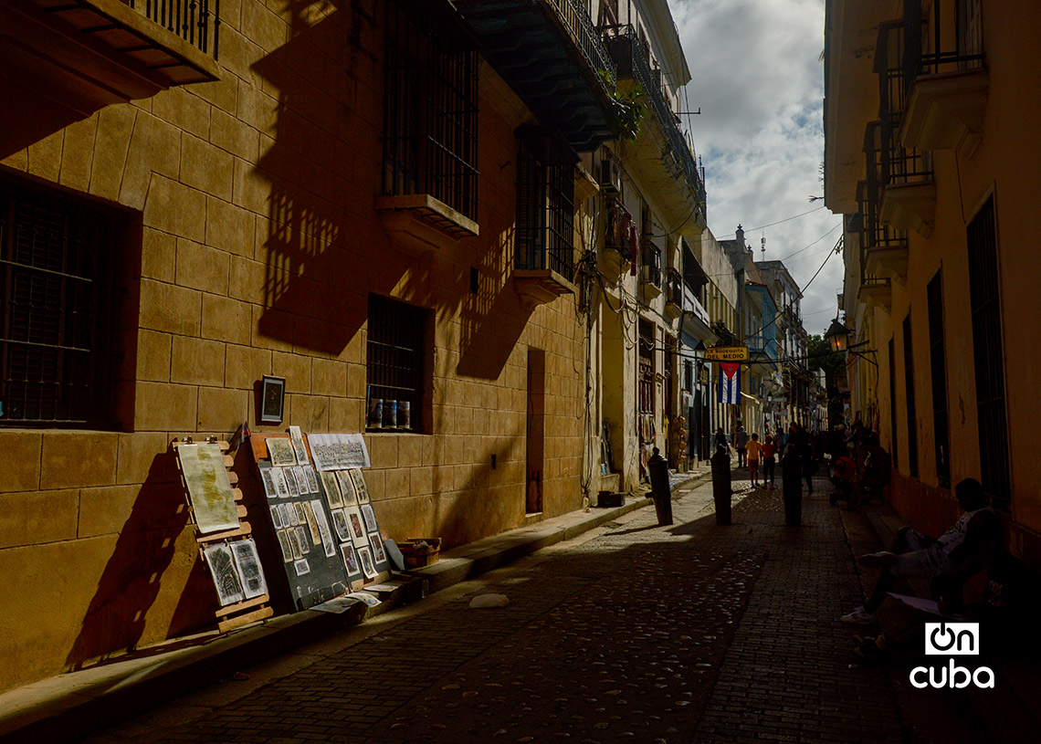 Calle Empedrado, en La Habana Vieja, donde se encuentra  la Bodeguita del Medio, casi vacía. Foto: Otmaro Rodríguez.