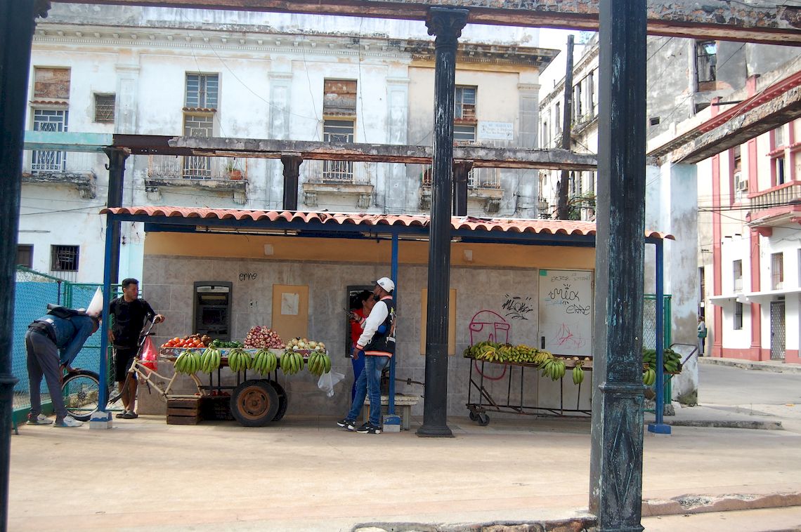 En un lugar de antiguos cajeros automáticos florece ahora un puesto improvisado de carretilleros de productos agrícolas. Foto: AMD.