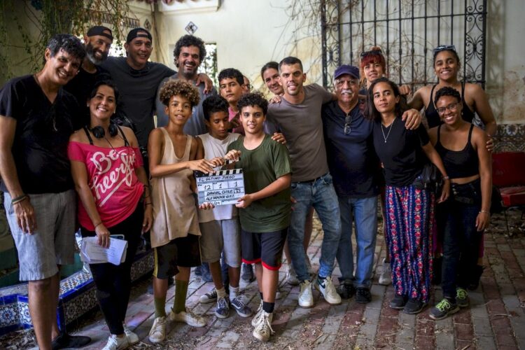 Equipo de realización  y actores de "El último juego". Foto: Cortesía de Roberto Chile.
