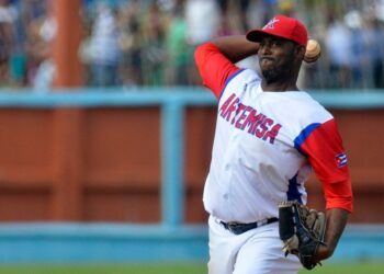 El lanzador pinareño Erlys Casanova con el uniforme de los Cazadores de Artemisa, tras perder a su esposa en enero de 2024. Foto: Abel Rojas / Juventud Rebelde / Archivo.