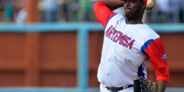 El lanzador pinareño Erlys Casanova con el uniforme de los Cazadores de Artemisa, tras perder a su esposa en enero de 2024. Foto: Abel Rojas / Juventud Rebelde / Archivo.