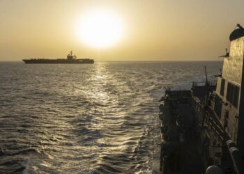 Fotografía tomada de la cuenta oficial en X del Comando Central de Estados Unidos @CENTCOM donde se muestra el buque USS Abraham Lincoln (CVN 72) transitando por el mar Arábigo. El Comando Central afirmó que las Fuerzas Armadas estadounidenses "no están bloqueando el estrecho de Ormuz", sino solo los barcos que salen o se dirigen a Irán. Foto:  EFE/ @CENTCOM