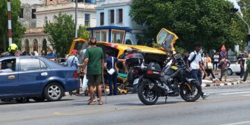 Taxi del servicio llamado "Gacela" se accidenta en el Vedado, en Paseo y 23. Foto: Facebook/Nelson Ricardo Sierra.