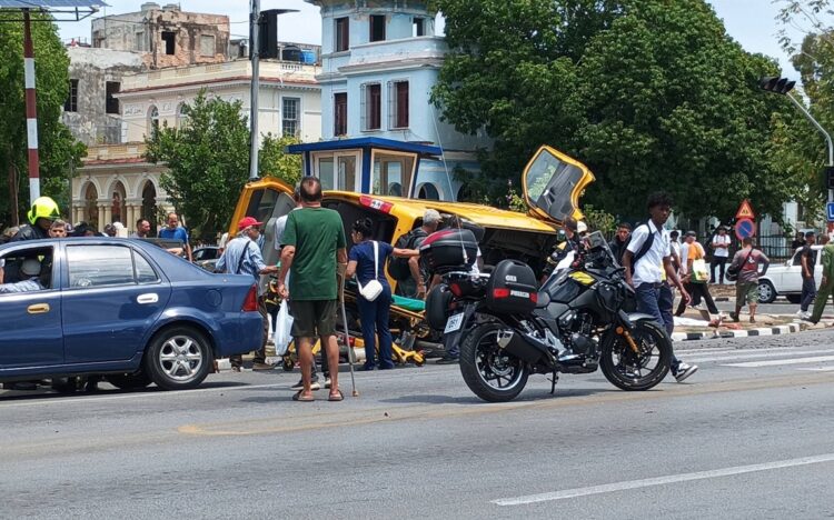 Taxi del servicio llamado "Gacela" se accidenta en el Vedado, en Paseo y 23. Foto: Facebook/Nelson Ricardo Sierra.