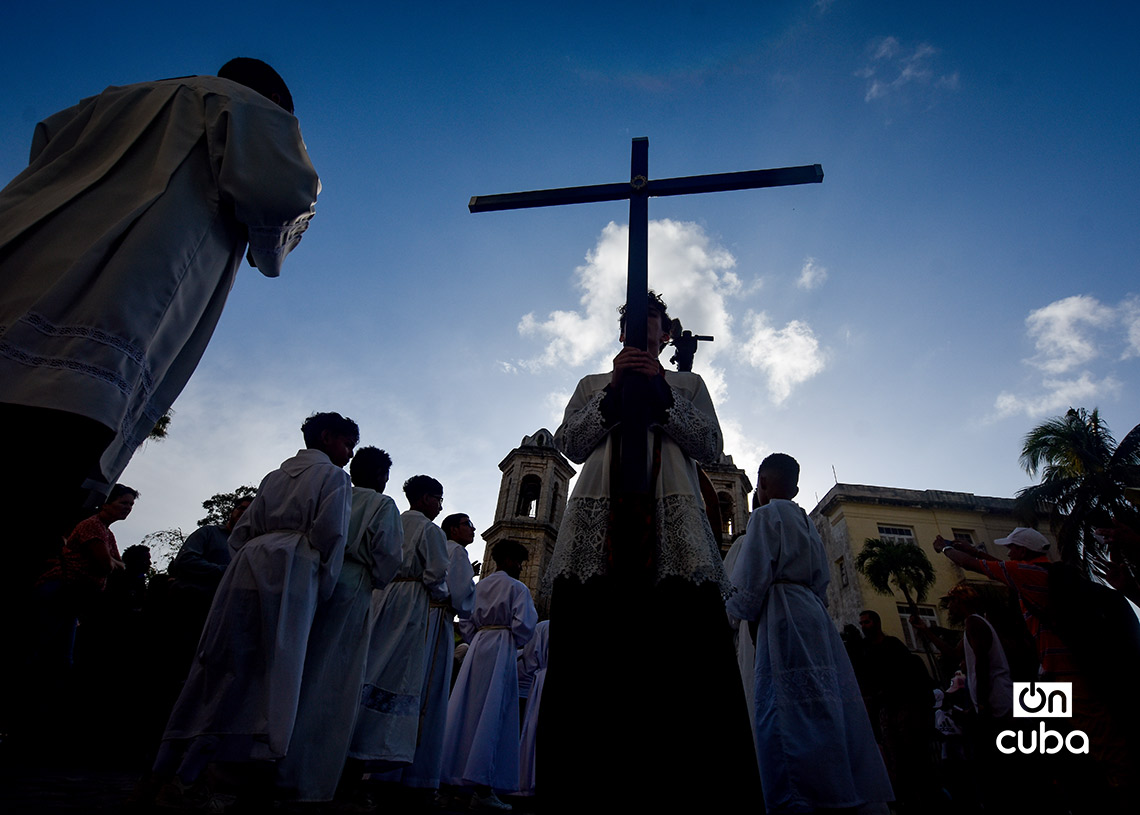 Procesión del Viacrusis de Jesús, en el Viernes Santo, de la Iglesia Católica del Cristo del Buen Viaje, en La Habana. Foto: Otmaro Rodríguez.