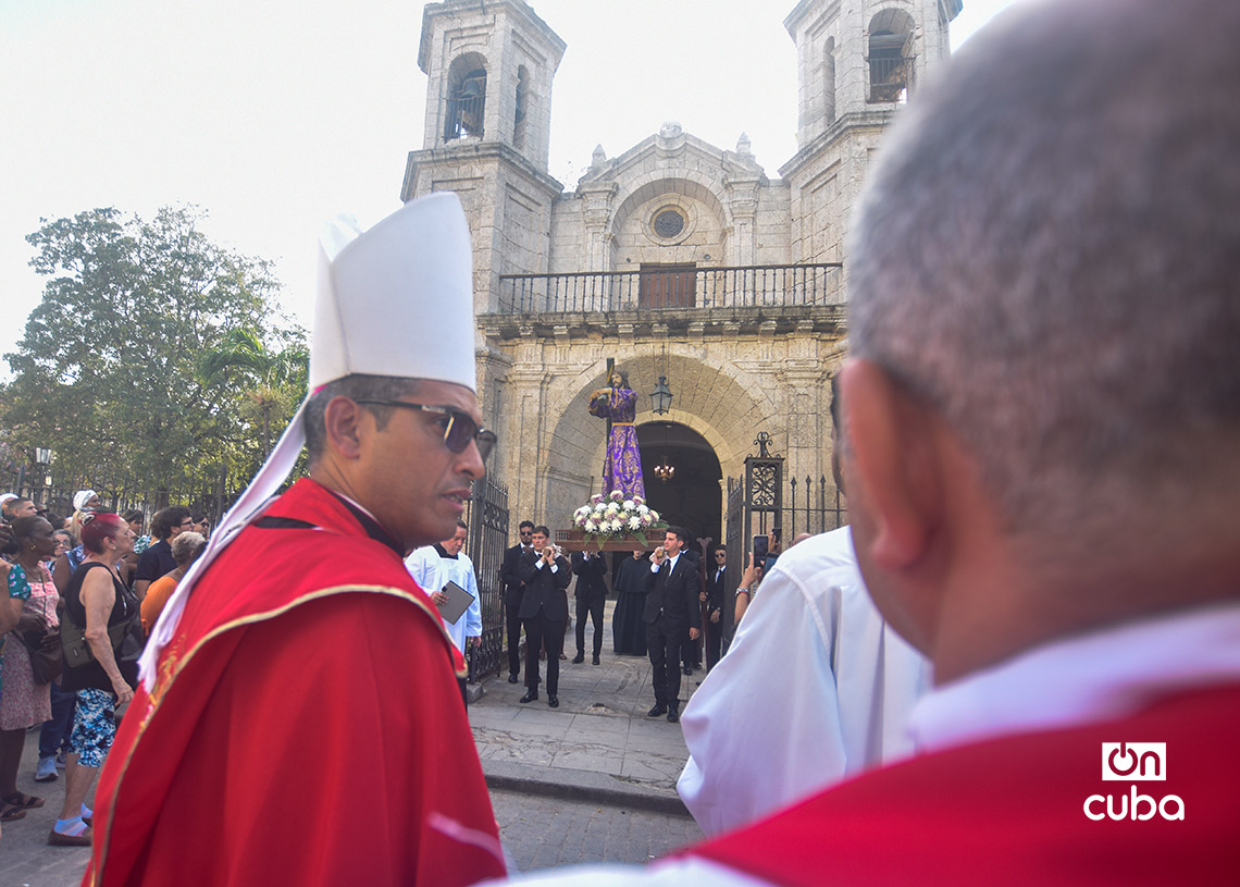Procesión del Viacrusis de Jesús, en el Viernes Santo, de la Iglesia Católica del Cristo del Buen Viaje, en La Habana. Foto: Otmaro Rodríguez.