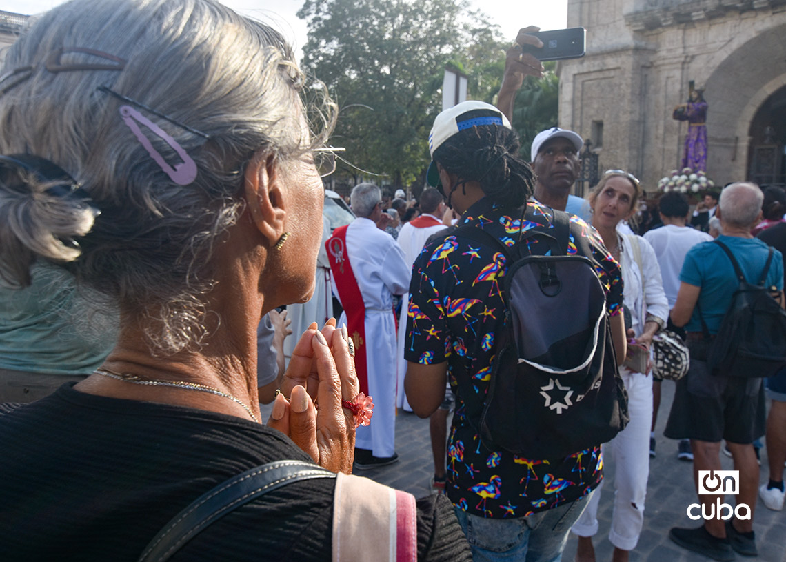 Procesión del Viacrusis de Jesús, en el Viernes Santo, de la Iglesia Católica del Cristo del Buen Viaje, en La Habana. Foto: Otmaro Rodríguez.