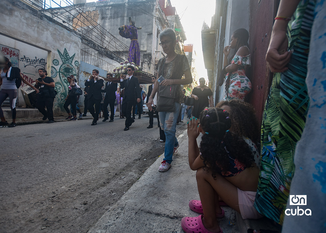 Procesión del Viacrusis de Jesús, en el Viernes Santo, de la Iglesia Católica del Cristo del Buen Viaje, en La Habana. Foto: Otmaro Rodríguez.