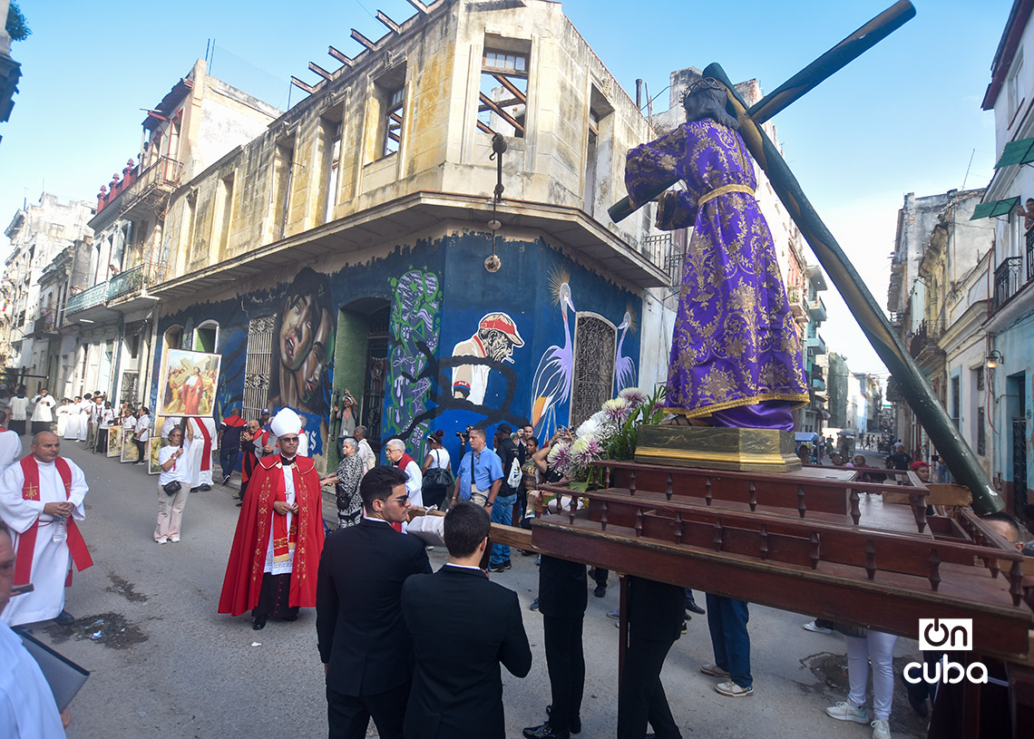 Procesión del Viacrusis de Jesús, en el Viernes Santo, de la Iglesia Católica del Cristo del Buen Viaje, en La Habana. Foto: Otmaro Rodríguez.