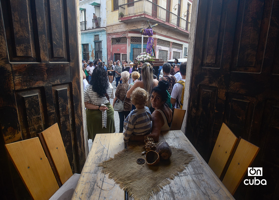 Procesión del Viacrusis de Jesús, en el Viernes Santo, de la Iglesia Católica del Cristo del Buen Viaje, en La Habana. Foto: Otmaro Rodríguez.