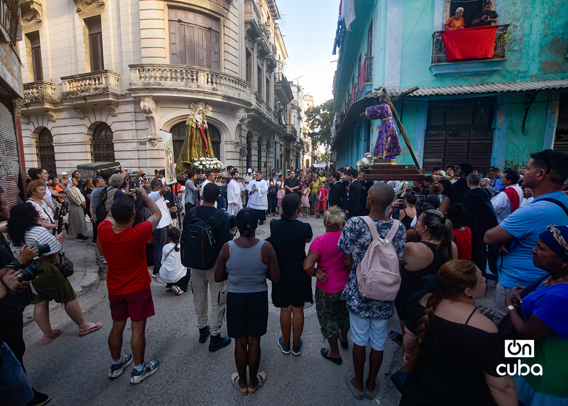 Procesión del Viacrusis de Jesús, en el Viernes Santo, de la Iglesia Católica del Cristo del Buen Viaje, en La Habana. Foto: Otmaro Rodríguez.