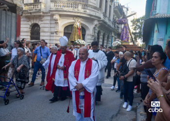 Procesión del Viacrusis de Jesús, en el Viernes Santo, de la Iglesia Católica del Cristo del Buen Viaje, en La Habana. Foto: Otmaro Rodríguez.