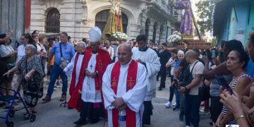 Procesión del Viacrusis de Jesús, en el Viernes Santo, de la Iglesia Católica del Cristo del Buen Viaje, en La Habana. Foto: Otmaro Rodríguez.