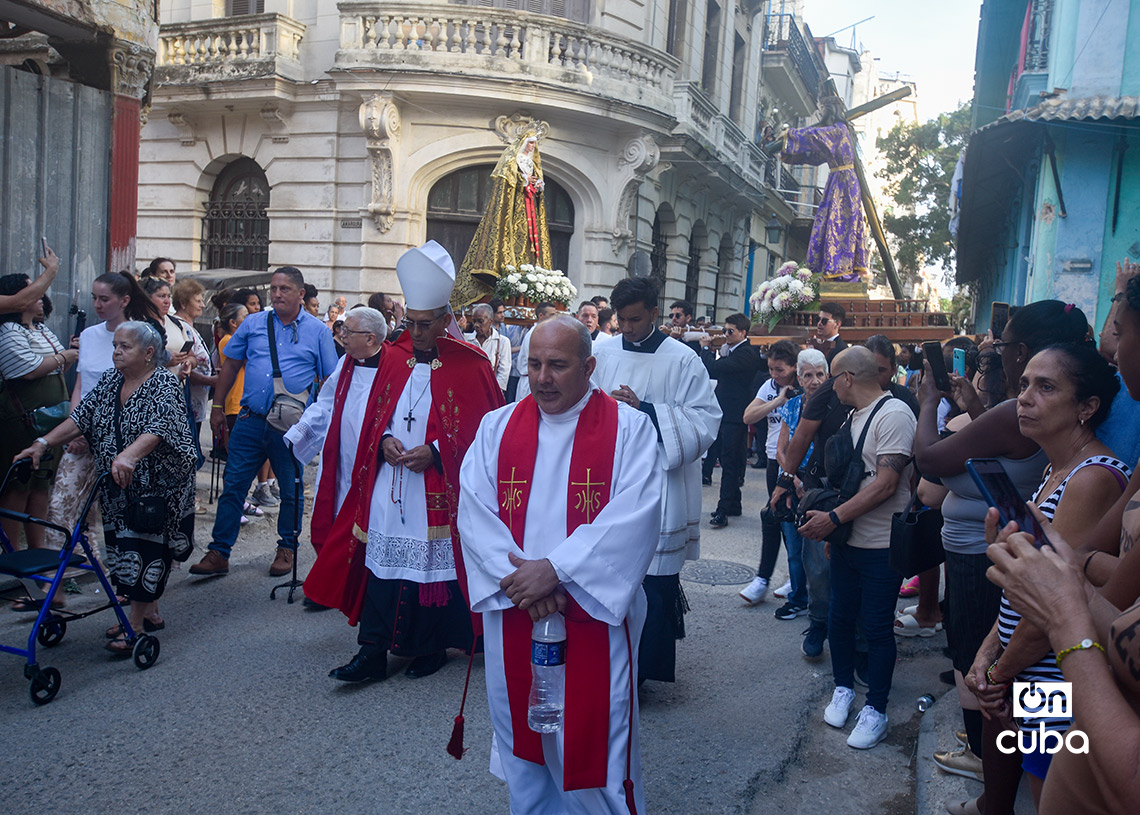 Procesión del Viacrusis de Jesús, en el Viernes Santo, de la Iglesia Católica del Cristo del Buen Viaje, en La Habana. Foto: Otmaro Rodríguez.
