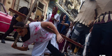 Procesión del Viacrusis de Jesús, en el Viernes Santo, de la Iglesia Evangélica Espíritu y Verdad, en La Habana. Foto: Otmaro Rodríguez.
