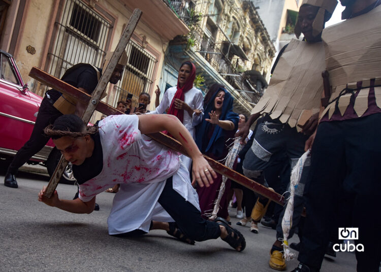 Procesión del Viacrusis de Jesús, en el Viernes Santo, de la Iglesia Evangélica Espíritu y Verdad, en La Habana. Foto: Otmaro Rodríguez.