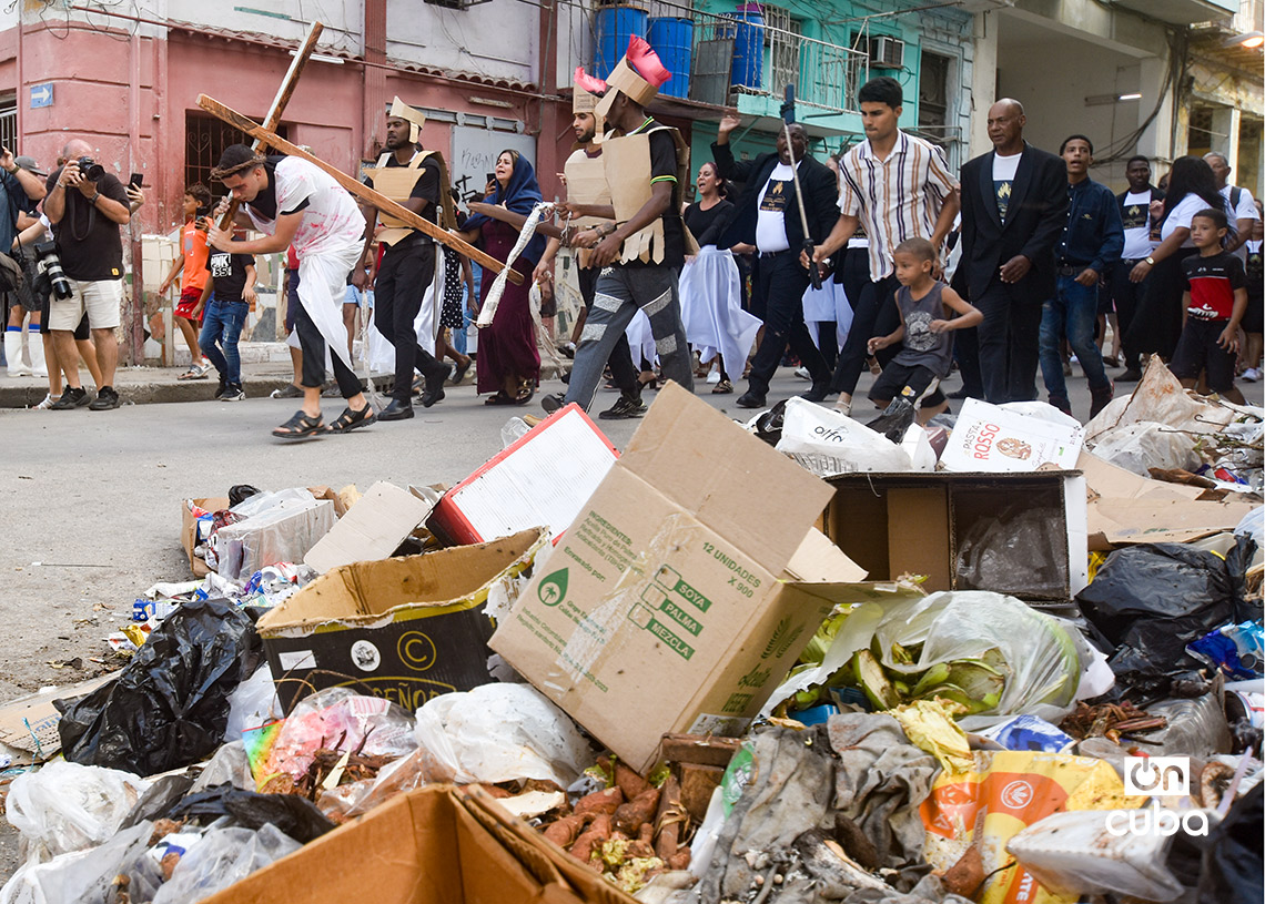 Procesión del Viacrusis de Jesús, en el Viernes Santo, de la Iglesia Evangélica Espíritu y Verdad, en La Habana. Foto: Otmaro Rodríguez.