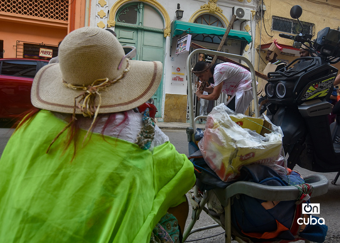 Procesión del Viacrusis de Jesús, en el Viernes Santo, de la Iglesia Evangélica Espíritu y Verdad, en La Habana. Foto: Otmaro Rodríguez.