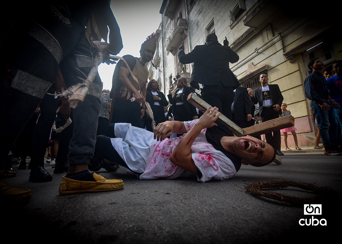 Procesión del Viacrusis de Jesús, en el Viernes Santo, de la Iglesia Evangélica Espíritu y Verdad, en La Habana. Foto: Otmaro Rodríguez.