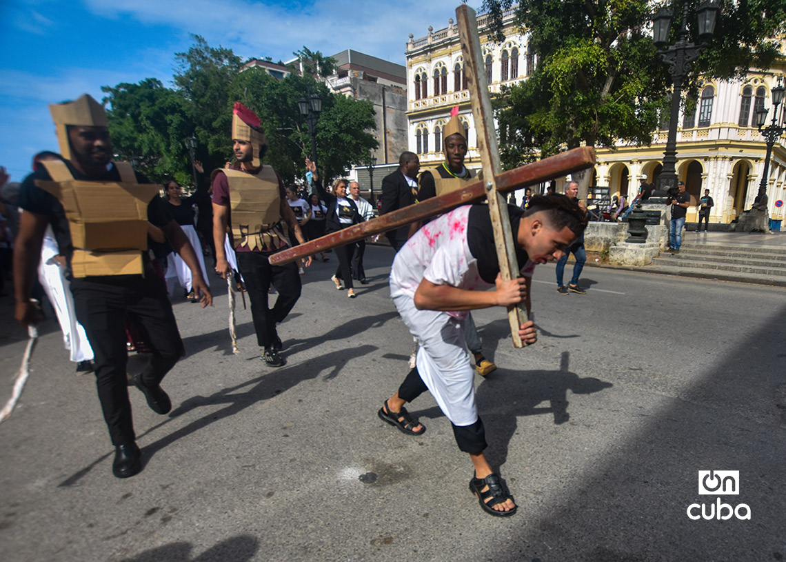 Procesión del Viacrusis de Jesús, en el Viernes Santo, de la Iglesia Evangélica Espíritu y Verdad, en La Habana. Foto: Otmaro Rodríguez.