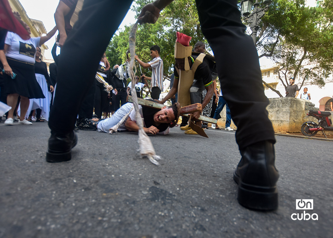 Procesión del Viacrusis de Jesús, en el Viernes Santo, de la Iglesia Evangélica Espíritu y Verdad, en La Habana. Foto: Otmaro Rodríguez.