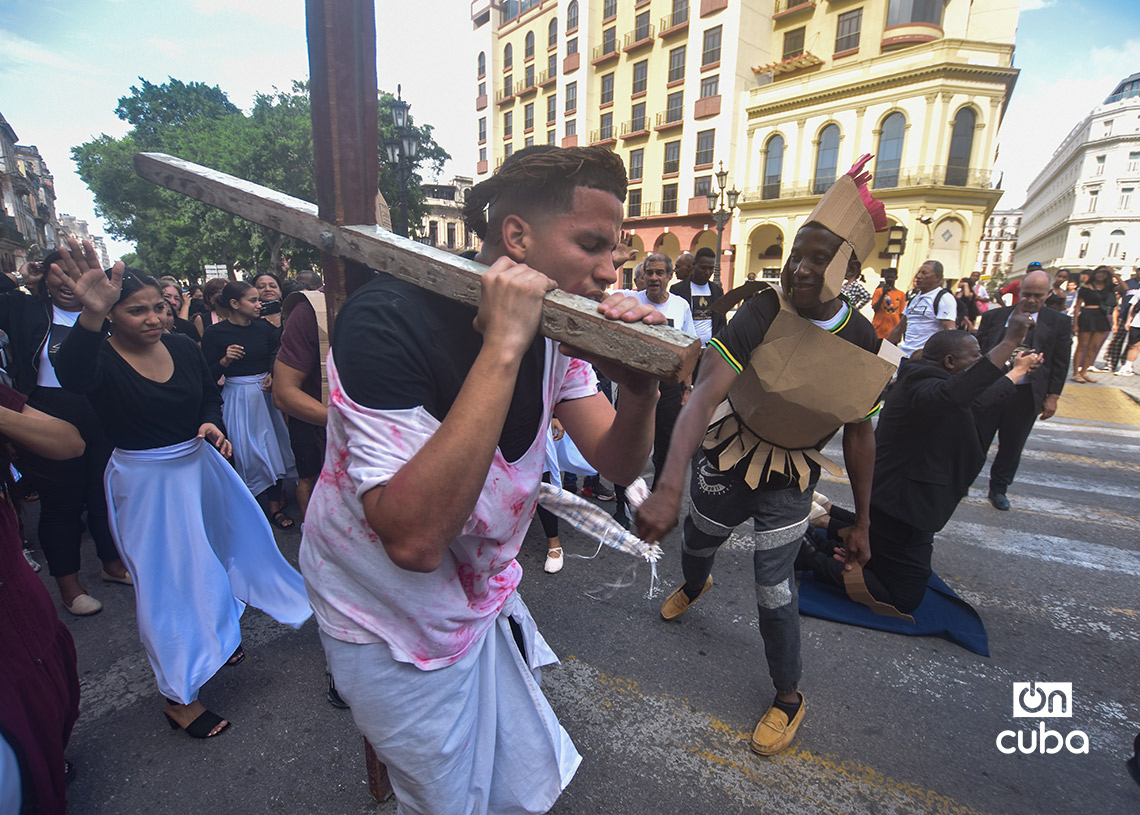 Procesión del Viacrusis de Jesús, en el Viernes Santo, de la Iglesia Evangélica Espíritu y Verdad, en La Habana. Foto: Otmaro Rodríguez.
