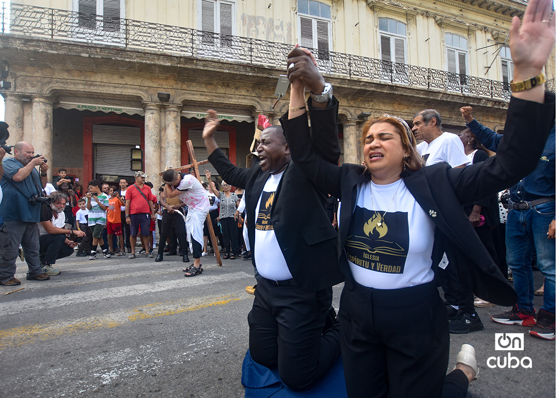 Procesión del Viacrusis de Jesús, en el Viernes Santo, de la Iglesia Evangélica Espíritu y Verdad, en La Habana. Foto: Otmaro Rodríguez.