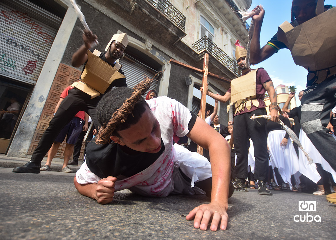 Procesión del Viacrusis de Jesús, en el Viernes Santo, de la Iglesia Evangélica Espíritu y Verdad, en La Habana. Foto: Otmaro Rodríguez.