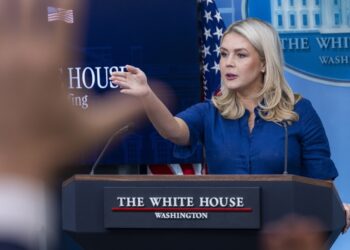 La secretaria de prensa de la Casa Blanca, Karoline Leavitt, responde preguntas de los medios. Foto. Shawn Thew / EFE / EPA.