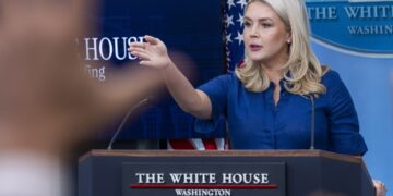 La secretaria de prensa de la Casa Blanca, Karoline Leavitt, responde preguntas de los medios. Foto. Shawn Thew / EFE / EPA.