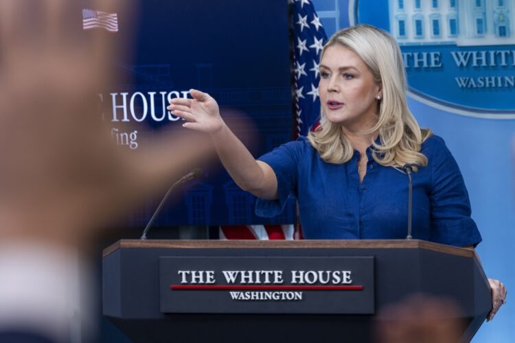 La secretaria de prensa de la Casa Blanca, Karoline Leavitt, responde preguntas de los medios. Foto. Shawn Thew / EFE / EPA.