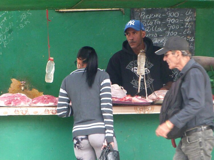 Aunque el salario estatal promedio creció cerca de un 19 % en 2025, el impacto de la crisis y la inflación han reducido su valor real. Foto: AMD.