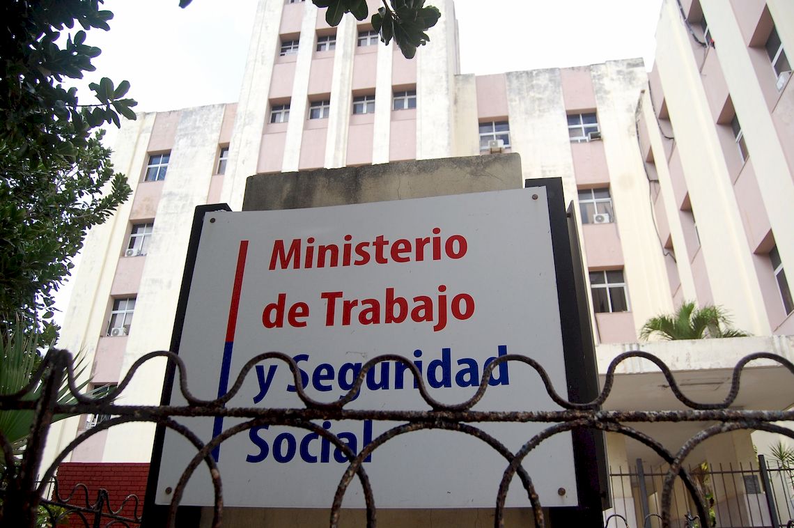 La reducción del aparato ministerial es la espina dorsal del nuevo replanteo institucional en Cuba. Foto: AMD.
