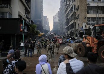 Equipos de rescate trabajan el barrio de Mazraa, en Beirut, una de las zonas golpeadas por los bombardeos israelíes contra el Líbano tras el anuncio de una tregua en Medio Oriente, y que causaron centenares de muertos y heridos. Foto: Edgar Gutiérrez / EFE.